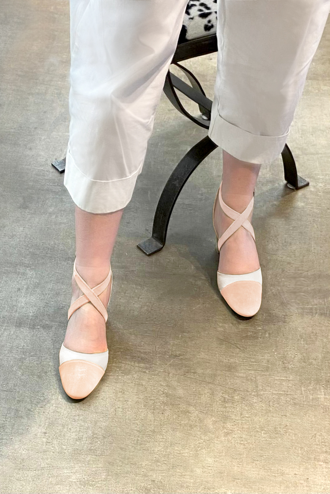 Chaussures habillées, élégantes et raffinées, ouvertes sur les côtés, avec des brides croisées, coloris rose poudré et blanc cassé. Bout rond. Haut. Talon fin. Cérémonie, soirée, cocktail, évènementiel. Personnalisation : Choix des cuirs, 
                des couleurs et des talons. Petites et grandes pointures. - Florence KOOIJMAN